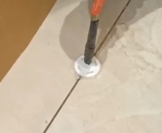 海安瓷砖空鼓维修公司专业解答瓷砖在铺贴过程中，如果没有涂抹均匀到位的粘结材料（如水泥砂浆或瓷砖胶），可能会导致以下问题